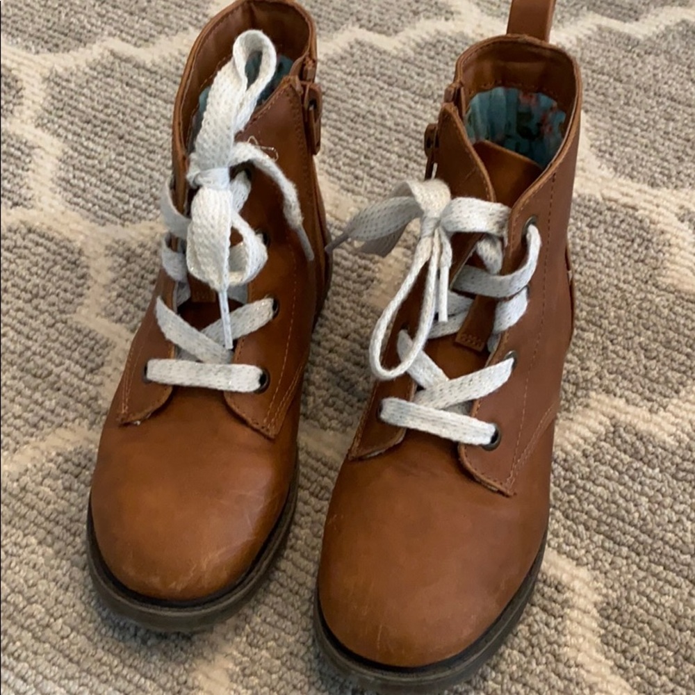Girls boots